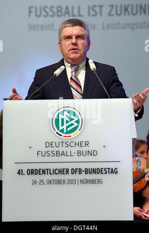 Presidente del CIO il Dott. Thomas Bach parla al pubblico durante la DFB Bundestag al NCC Norimberga a Norimberga, Germania, 24 ottobre 2013. Foto: MARTIN ROSE Foto Stock