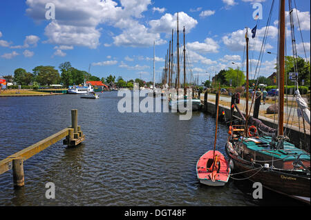 Museo del Porto storico, barche a vela e barche da pesca sulla destra, nei primi anni del XX secolo, Greifswald Foto Stock