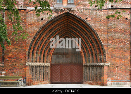 Ingresso principale della Chiesa Jacobikirche, convertita in una di tre navate chiesa hall nel XIV secolo, An der Jacobikirche square Foto Stock