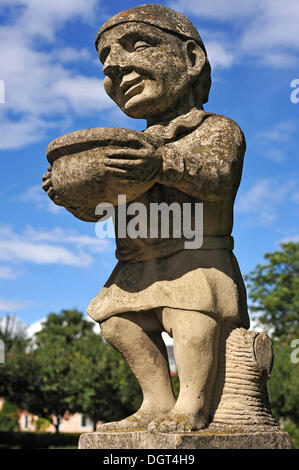 Scultura barocca di una grottesca nana, l'uovo uomo, il Giardino delle Esperidi, XVII - XVIII secolo, Johannisstr. 41-47 Foto Stock