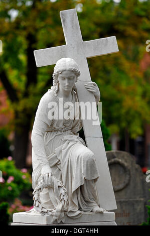 Scultura femminile in possesso di una corona di fiori e una croce su una tomba, Cimitero di St. John, Brueckenstraße 9, Norimberga, Media Franconia Foto Stock