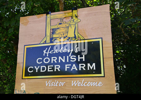 Visitatore benvenuto firmare all'entrata Healey's Cornish sidro Farm, Penhallow, Truro, Cornovaglia , in Inghilterra, Regno Unito Foto Stock