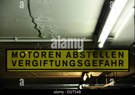 Segnale di avviso, Motoren abstellen Vergiftungsgefahr, Tedesco per arrestare i motori, rischio di avvelenamento, avviso di gas velenosi in auto Foto Stock