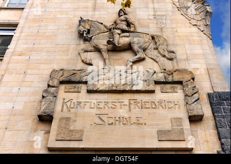 Rilievo del principe elettore Federico IV a cavallo, fondatore della città di Mannheim, presso l'ex Kurfuerst-Friedrich Schule Foto Stock