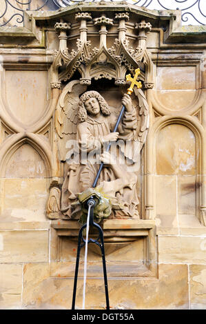 Altorilievo di San Michele e il Drago come un bene la figura del gotico fontana Fischbrunnen, costruito nel 1509 dall'Haller Foto Stock