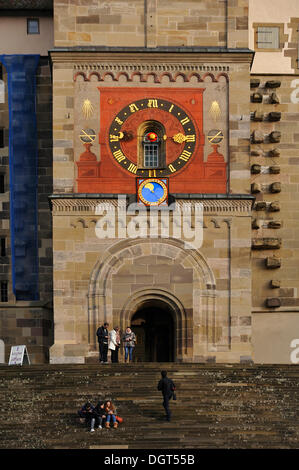 Ingresso principale con la torre dell'orologio del tardo gotica chiesa di San Michele, costruita nel 1427, lo scalone è stato aggiunto nel 1507 Foto Stock