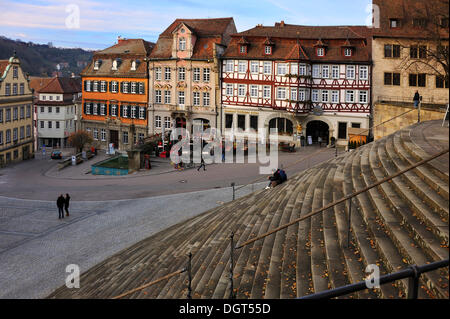 Vista dalla rampa di scale di fronte a San Michele verso il vecchio edificio facciate sulla Marktplatz square, Schwaebisch Hall Foto Stock