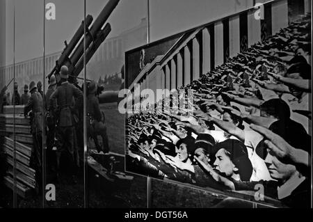 Pubblico offrendo un saluto nazista, 1938, e una dimostrazione di pistole sul campo di Zeppelin, 1937, mostra permanente Foto Stock