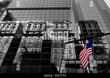 Le case sono riflesse nella facciata di vetro di un grattacielo e con una bandiera americana, New York New York, Stati Uniti Foto Stock