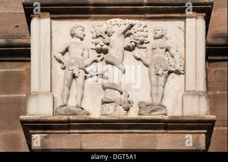 Finestra di Baia con un rilievo della caduta dell'uomo, sulla facciata della Tucher Mansion, costruito 1533-1544, Hirschelgasse 9-11, Norimberga Foto Stock