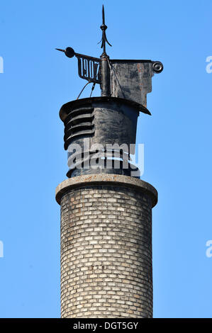 Camino di una ex fabbrica di birra dal 1907 contro un cielo blu, il marchio, Media Franconia, Baviera, Germania Foto Stock