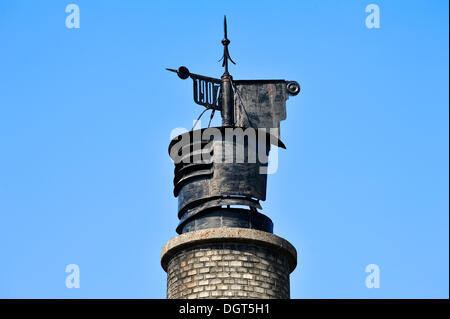 Camino di una ex fabbrica di birra dal 1907 contro un cielo blu, il marchio, Media Franconia, Baviera, Germania Foto Stock