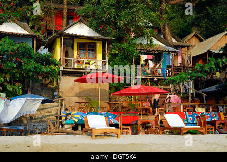 Star Beach bungalows sulla spiaggia di sabbia bianca, Cappello era Sai Khao Koh Chang Island, Parco Nazionale di Mu Ko Chang, Trat, Golfo di Tailandia Foto Stock