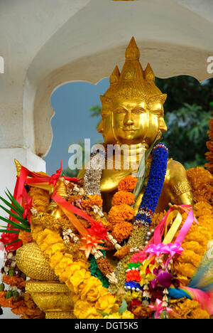 Altare con statua del Buddha e decorazioni tradizionali con fiori, spiaggia di sabbia bianca, Cappello era Sai Khao Koh Chang Island Foto Stock