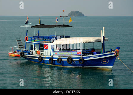 Barca per gite off Kai Bae Beach, Koh Chang Island, Parco Nazionale di Mu Ko Chang, Trat, Golfo di Thailandia, Tailandia, Asia Foto Stock