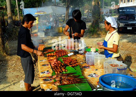 Barbecue, snack barbecue su un mercato di Klong Prao village, Koh Chang Island, Parco Nazionale di Mu Ko Chang, Trat, Golfo di Tailandia Foto Stock