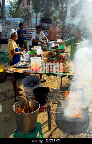 Barbecue, snack barbecue su un mercato di Klong Prao village, Koh Chang Island, Parco Nazionale di Mu Ko Chang, Trat, Golfo di Tailandia Foto Stock