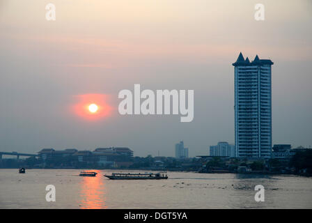 Tramonto, alto edificio presso il Mae Nam, Menam Chao Phraya, vista di Samre trimestre, Bangkok, Krung Thep, Thailandia, Asia Foto Stock