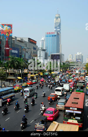 Il traffico della città, vetture in Ratchadamri Road, CentralWorld, Central World Plaza shopping mall e Baiyoke Tower, Pathumwan Foto Stock