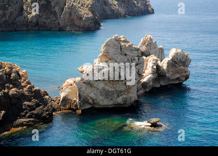 Rocce di calcare, costa rocciosa tra Llucalcari e Deia, Mallorca, Maiorca, isole Baleari, Mare mediterraneo, Spagna, Europa Foto Stock