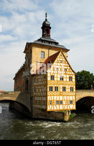 Il vecchio municipio con casa in legno e muratura e Obere Bruecke ponte su un'isola del fiume Regnitz, Patrimonio Mondiale dell UNESCO Foto Stock