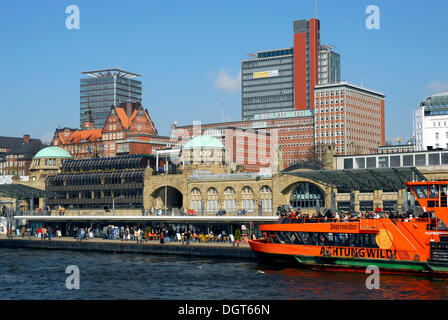 Harbor tour nel porto di Amburgo, Landungsbruecken pontili di St Pauli district, fiume Elba, la città anseatica di Amburgo Foto Stock