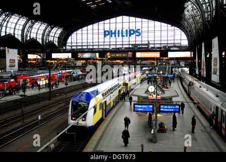 Treno, traffico presso la piattaforma, la stazione ferroviaria centrale, la città anseatica di Amburgo Foto Stock