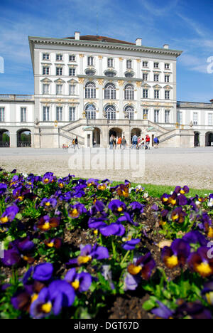 Fiori nel giardino anteriore al Schloss Nymphenburg Palace Gardens, Schloss Nymphenburg Palace, Neuhausen-Nymphenburg, Monaco di Baviera Foto Stock