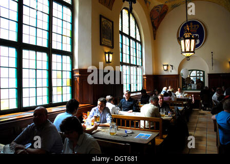 Hofbrauhaus, Hofbraeuhaus sala della birra, tini di filtrazione ristorante con interni in stile rustico, la sala da pranzo del Hofbraeuhaus al Platzl Foto Stock