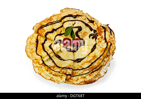 Frittelle con ciliegie di frutti di bosco e lo sciroppo di cioccolato sulla piastra isolata su sfondo bianco Foto Stock