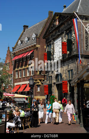 Pavement Cafe, nel retro De Waag scala edificio sulla piazza del mercato di Gouda, Zuid-Holland, South Holland, Paesi Bassi Foto Stock