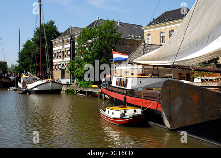 Velieri tradizionali nel porto, Binnenhaven, Gouda, Zuid-Holland, South Holland, Paesi Bassi, Europa Foto Stock