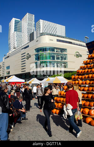 An der Hauptwache Square, nel retro la Galeria Kaufhof centro commerciale per lo shopping nel centro della città e di una moderna torre di uffici in Foto Stock