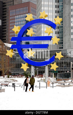 Euro scultura, il simbolo della valuta europea, Banca centrale europea BCE, snowy Willy-Brandt-Platz, Frankfurt am Main Foto Stock