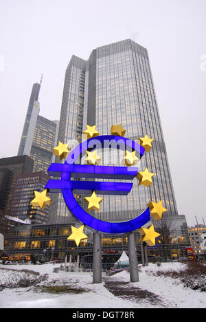 Euro scultura, il simbolo della valuta europea, Banca centrale europea BCE, snowy Willy-Brandt-Platz, Frankfurt am Main Foto Stock