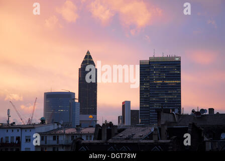 Messeturm torre dall architetto Helmut Jahn, e la città Haus edificio per uffici nel quartiere Gallus, Frankfurt am Main, Hesse Foto Stock