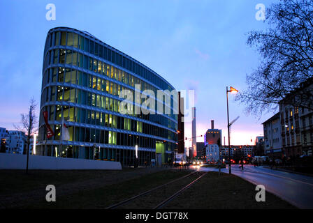 Moderno edificio di sera, Westhafen harbour nel distretto Gutleutviertel, Frankfurt am Main, Hesse Foto Stock