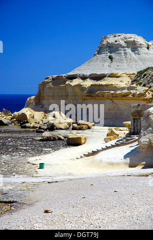 Costa rocciosa, Xwejni Bay, Marsalforn, isola di Gozo, Repubblica di Malta, Mare Mediterraneo, Europa Foto Stock