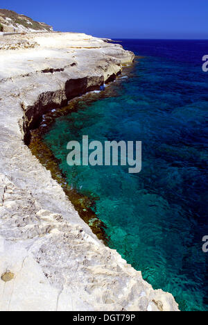 Costa rocciosa, Xwejni Bay, Marsalforn, isola di Gozo, Repubblica di Malta, Mare Mediterraneo, Europa Foto Stock