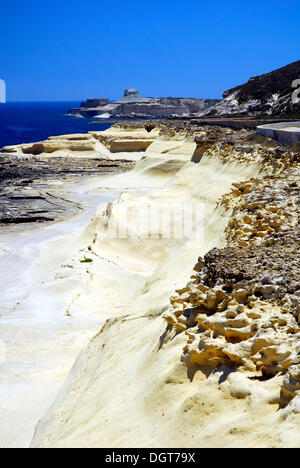 Costa rocciosa, Xwejni Bay, Marsalforn, isola di Gozo, Repubblica di Malta, Mare Mediterraneo, Europa Foto Stock