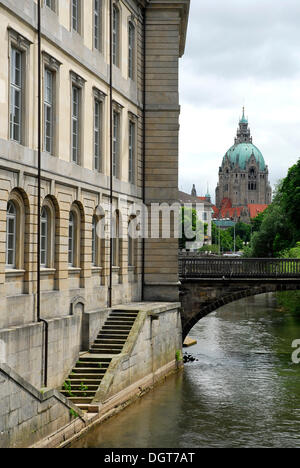 Stato della Bassa Sassonia in parlamento l'ex castello Leineschloss, fiume Leine e nuovo municipio, Hannover, Bassa Sassonia Foto Stock