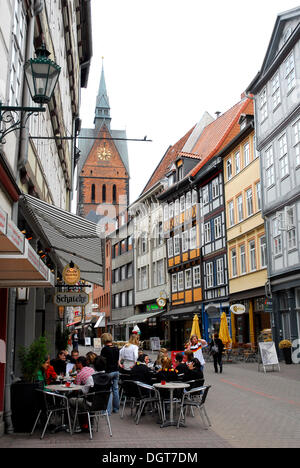 La caffetteria e il bar nella città vecchia, semi-case con travi di legno in Kramerstrasse street, nel retro della chiesa Marktkirche, Hannover Foto Stock