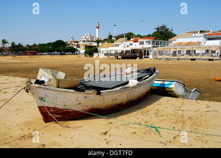 Barca presso la spiaggia di El Rompido, bassa marea, Cartaya, Costa de la Luz, regione di Huelva, Andalusia, Spagna, Europa Foto Stock