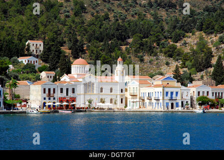 La chiesa e le case di Baia, Megisti città sull isola di Kastellorizo, Meis, isole Dodecanesi, Egeo, Mediterraneo, Grecia Foto Stock