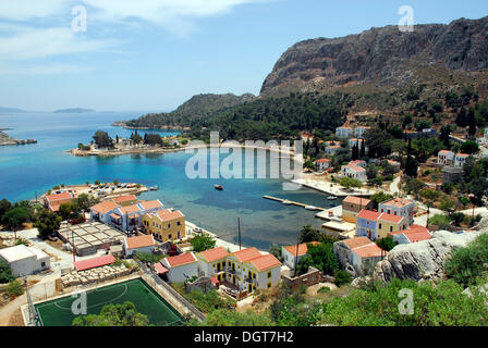 Case in una baia di Kastellorizo isola, Meis, isole Dodecanesi, Egeo, Mediterraneo, Grecia, Europa Foto Stock