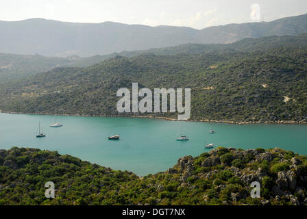 Barche nella baia dietro Kale, Kalekoey o Simena, regione di Kekova, Lycian coast, Provincia di Antalya, Mediterraneo, Turchia, Eurasia Foto Stock