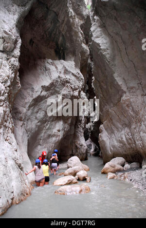 Escursione di un giorno per i turisti, Saklikent canyon parco naturale, Esen Cay River Gorge, rock canyon nel Ak daglar, Akdagi Montagne Foto Stock