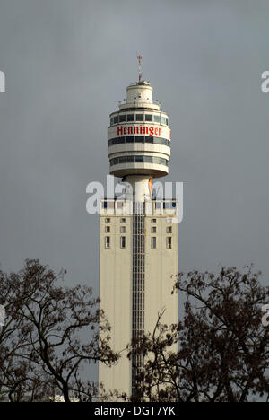 Henninger Turm, una torre in Frankfurt-Sachsenhausen, ex silo del Henninger birrificio con un ristorante e piattaforma di visualizzazione Foto Stock