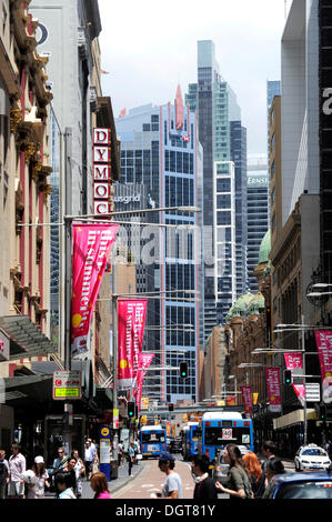 George Street, una trafficata strada principale del quartiere centrale degli affari, CBD, città di Sydney, Sydney, Nuovo Galles del Sud, NSW, Australia Foto Stock