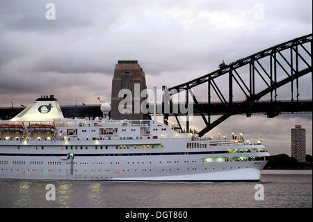 Atmosfera serale, nave da crociera davanti alla torre di vedetta il Ponte del Porto di Sydney, Sydney, Nuovo Galles del Sud, NSW, Australia Foto Stock